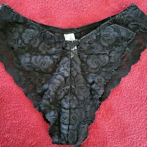 Maidenform Black size 6 lacey Cheeky panties.